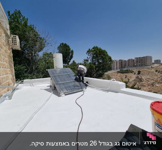 אדם אוטם גג עם חומר איטום לבן